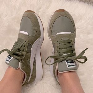 Womens 7.5 Puma Tennis Shoes